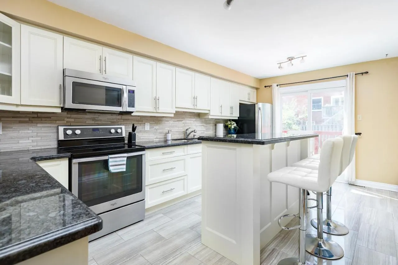 Spacious & Quiet 4Bd House In Prime Location! Upper 2 Levels! Mississauga 0*,