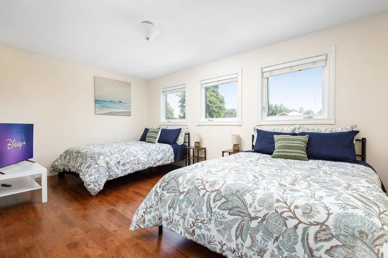 Spacious & Quiet 4Bd House In Prime Location! Upper 2 Levels! Mississauga Holiday home