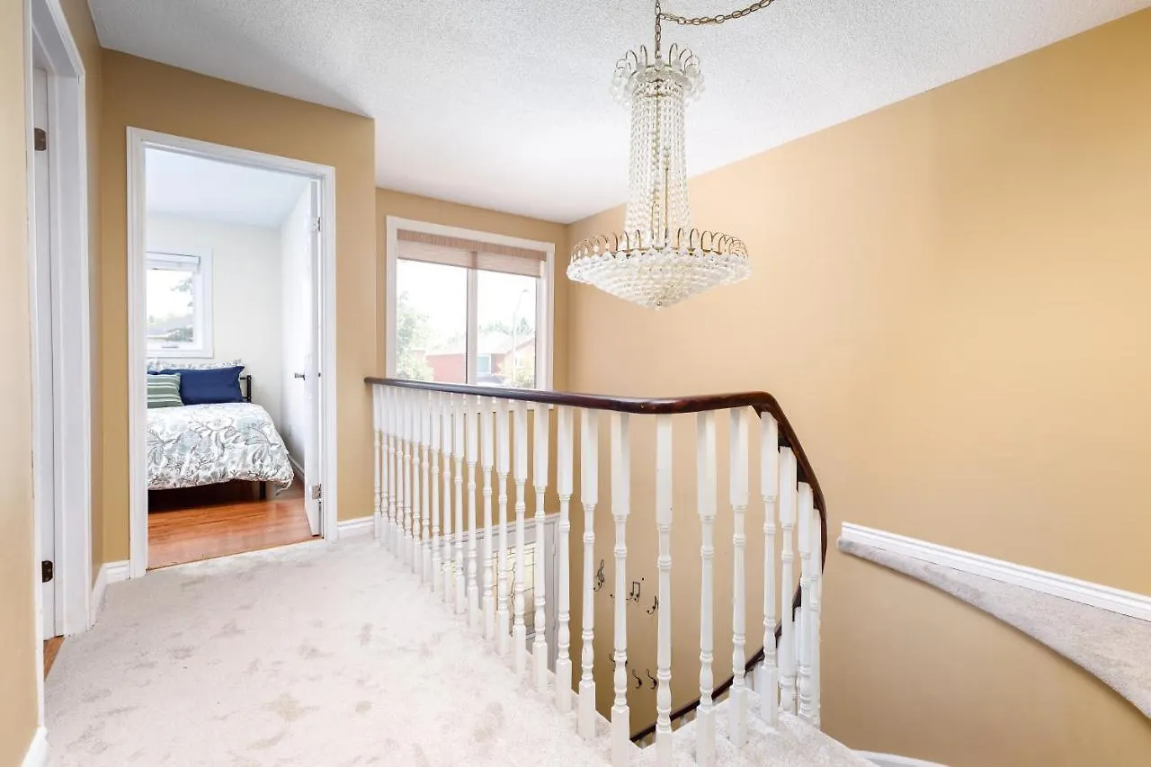 Spacious & Quiet 4Bd House In Prime Location! Upper 2 Levels! Mississauga Holiday home