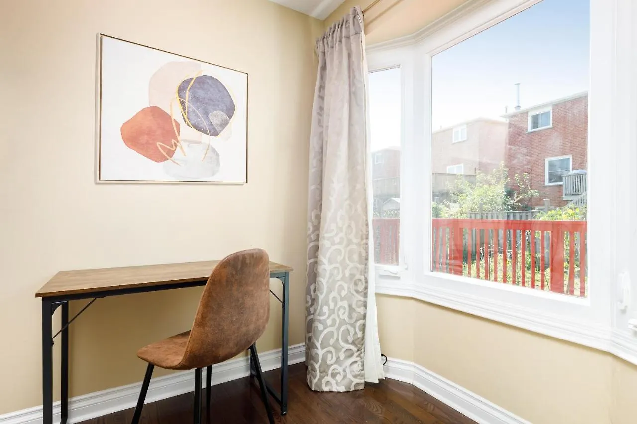 Spacious & Quiet 4Bd House In Prime Location! Upper 2 Levels! Mississauga 0*,