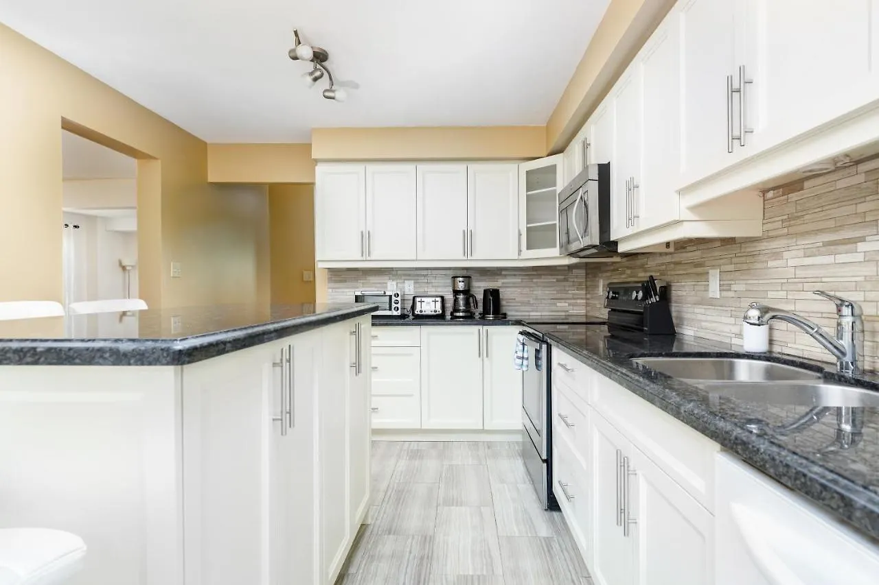 Spacious & Quiet 4Bd House In Prime Location! Upper 2 Levels! Mississauga