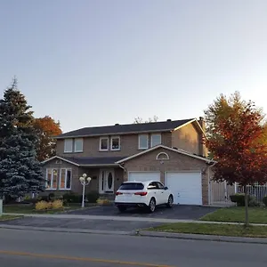  Habitación en casa particular Comfort Near Toronto Airport